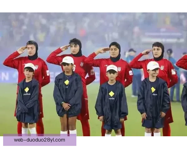 伊朗女足逛超市辟谣展现自由